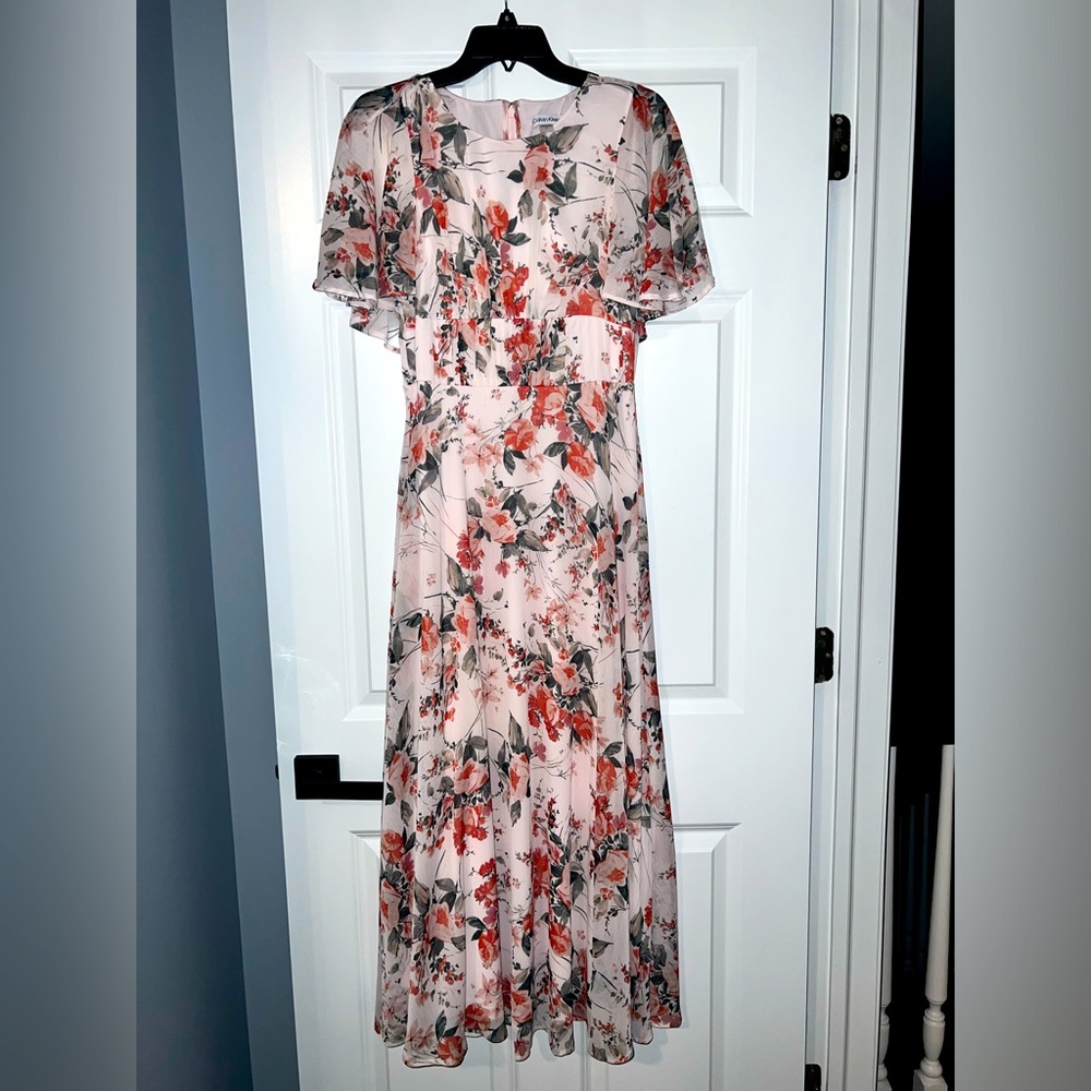 Calvin Klein dress size 6. Very flowy and flattering. Floral-Print